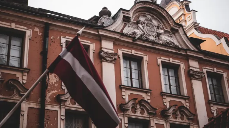 Latvijas valsts karogs plīvo pie vēsturiskas ēkas Rīgas centrā pirms vēlēšanām.