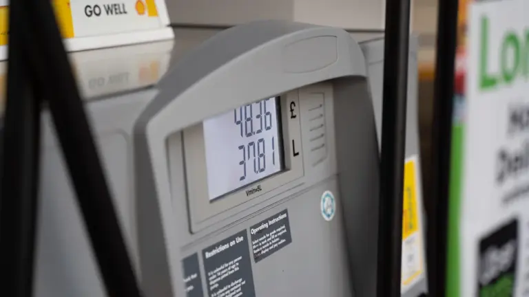 Degvielas uzpildes stacijas sūknis ar digitālo cenu displeju un informāciju