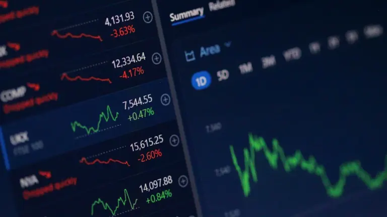 Digitāls finanšu tirgus grafiks ar negatīvām un pozitīvām procentu likmju izmaiņām ekrānā.