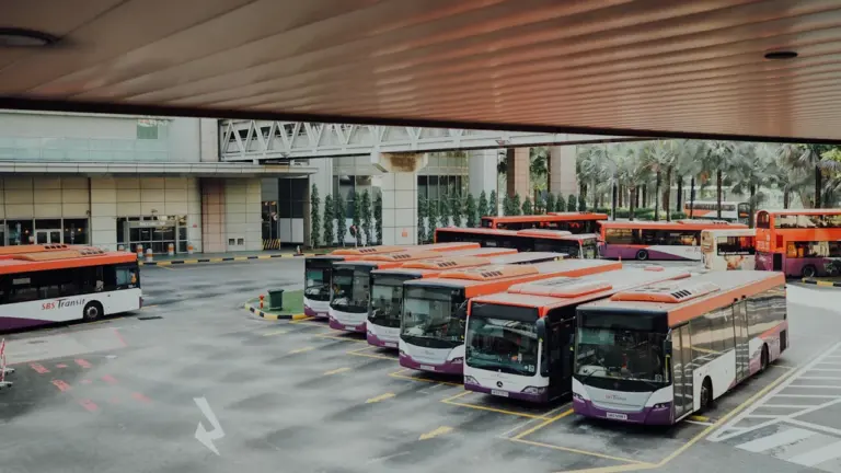 Rindā stāvoši sabiedriskā transporta autobusi stacijas laukumā gaida pasažierus un jauno darba dienu.