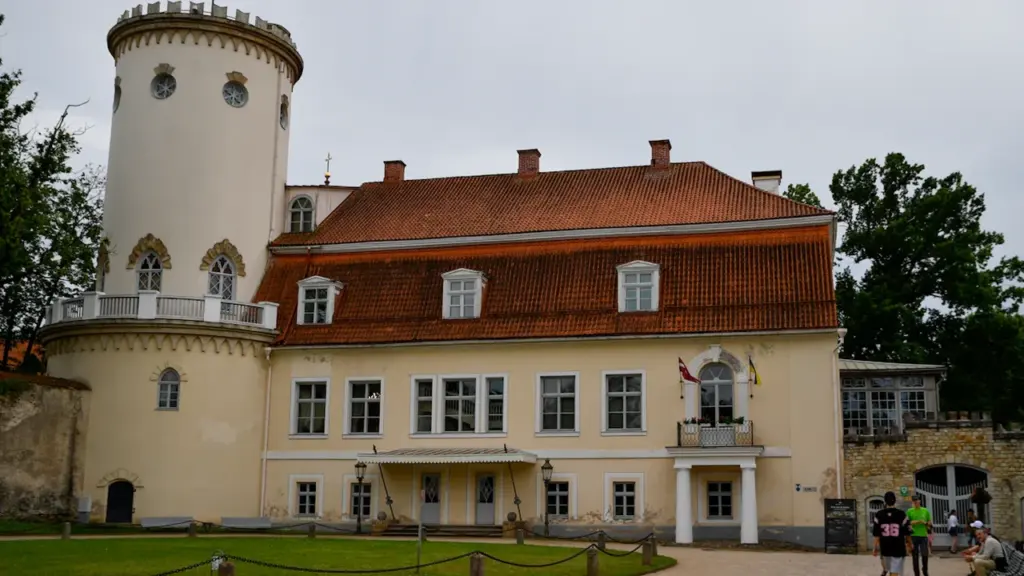 Cēsu Jaunā pils ar balto torni un vēsturisku arhitektūru Latvijas Gaujas nacionālajā parkā