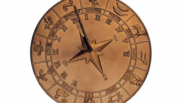 Seno laiku saules pulkstenis ar iegravētām zodiaka zīmēm uz metāla pamatnes.
