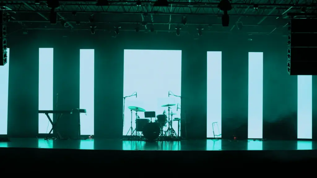 Tukša skatuve ar bungu komplektu un muzikālo aprīkojumu gatavībā koncertam.