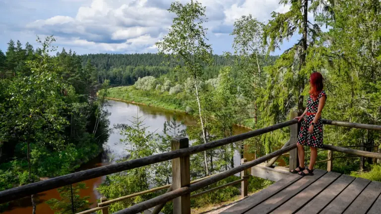 Brīvdienas Latvijas dabas takās: ģimenes maršruta plānošana 12.–13. septembrī