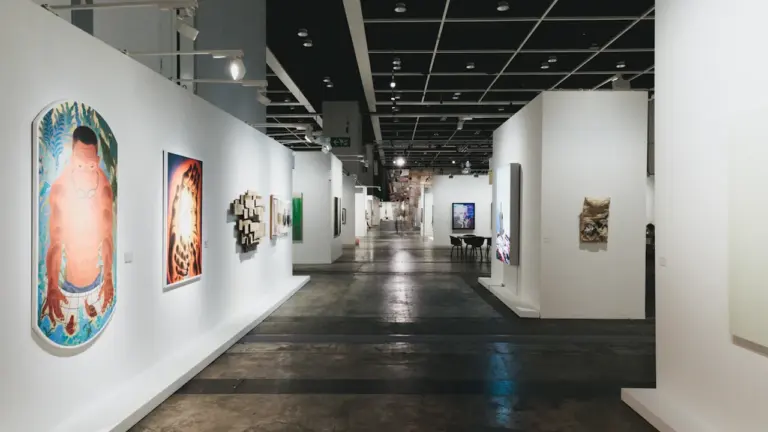 Plaša mākslas galerijas zāle ar baltām sienām un dažādiem gleznojumiem Jēkabpils Tautas namā.