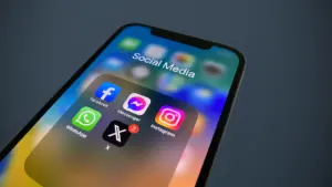 Viedtālruņa ekrāns ar atvērtu sociālo tīklu aplikāciju mapi digitālās ikdienas pārskatam.