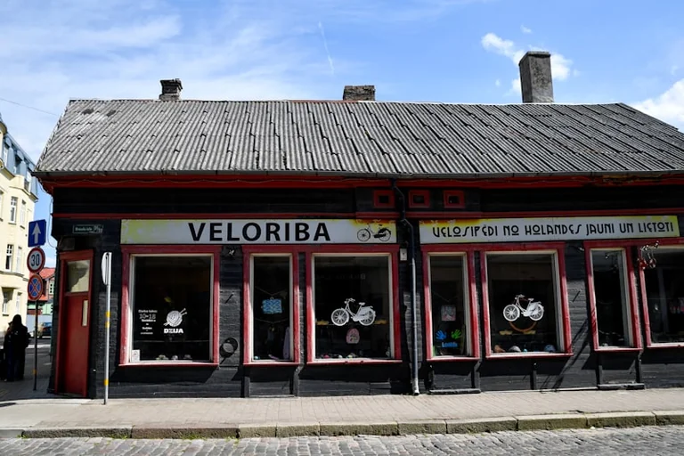 Kā veidojas degvielas cena Latvijā un kur ietaupīt