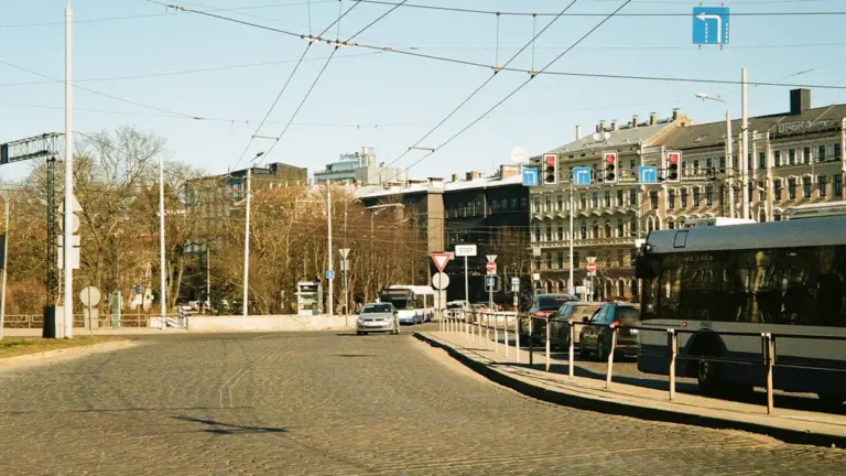 Rīgas dome plāno izmaiņas sabiedriskā transporta tarifos no 2027. gada