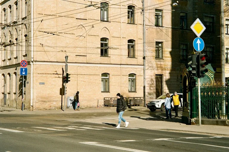 18. novembrī Rīgā plānotas satiksmes izmaiņas: ko pārbaudīt